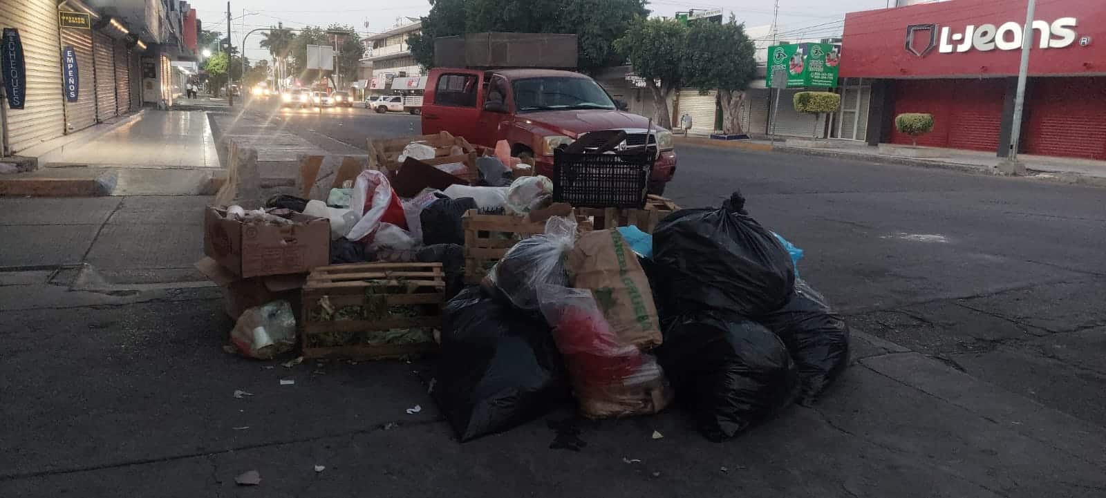 Amonestaron a 12 comercios del sector centro, los cuales fueron sorprendidos dejando la basura el día que no les correspondía.