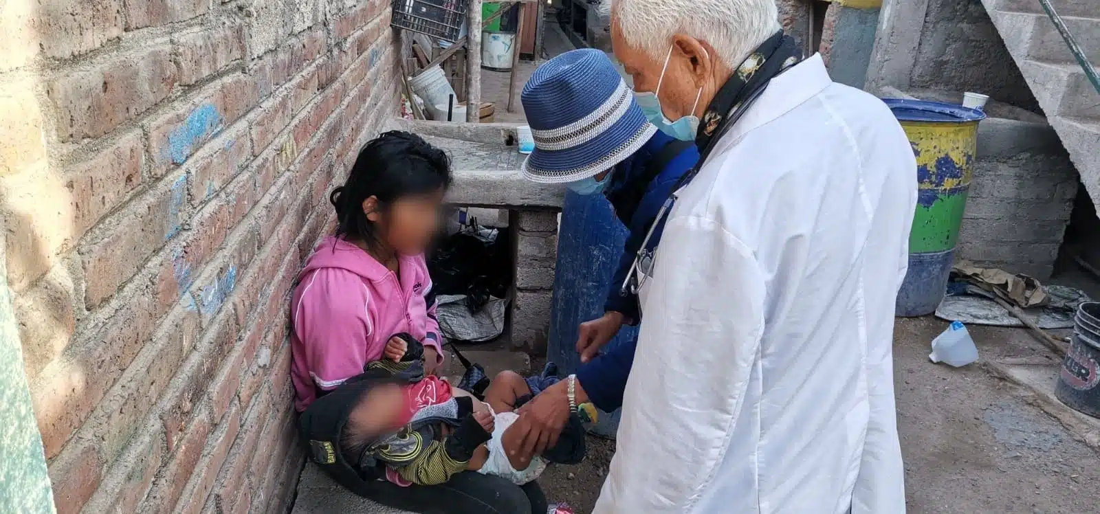Bebé de jornaleros siendo atendido por unidad medica en Guasave