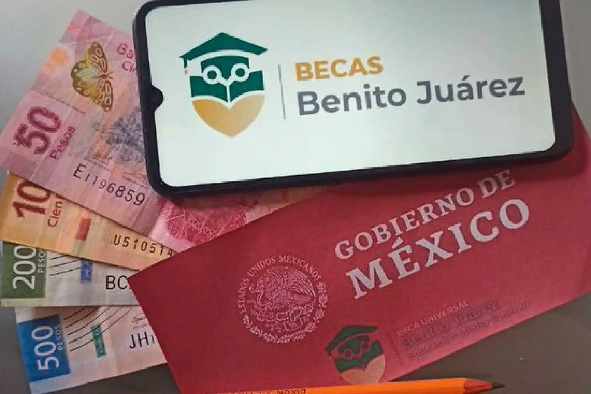 Billetes mexicanos junto a documentos de las Becas Benito Juárez