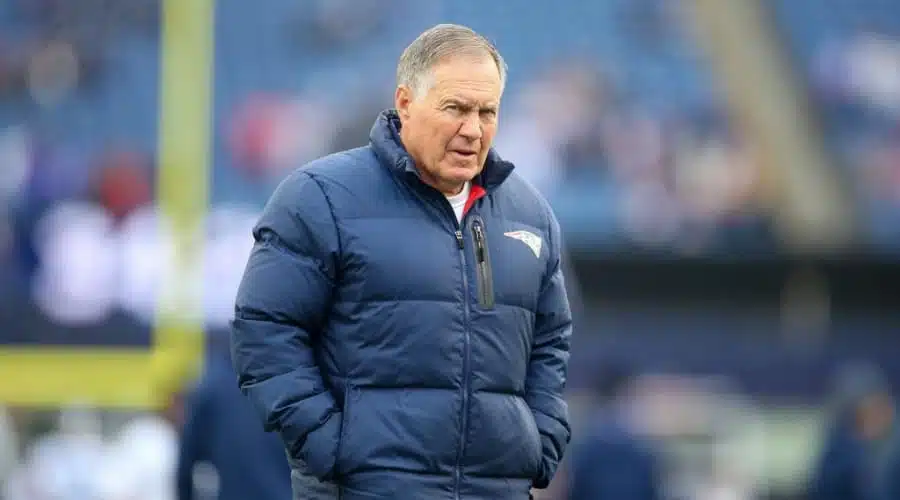 Bill Belichick con una chamarra gruesa