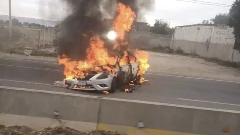 Bloqueo y quema de automóviles en Celaya, Guanajuato; asesinan a bombero