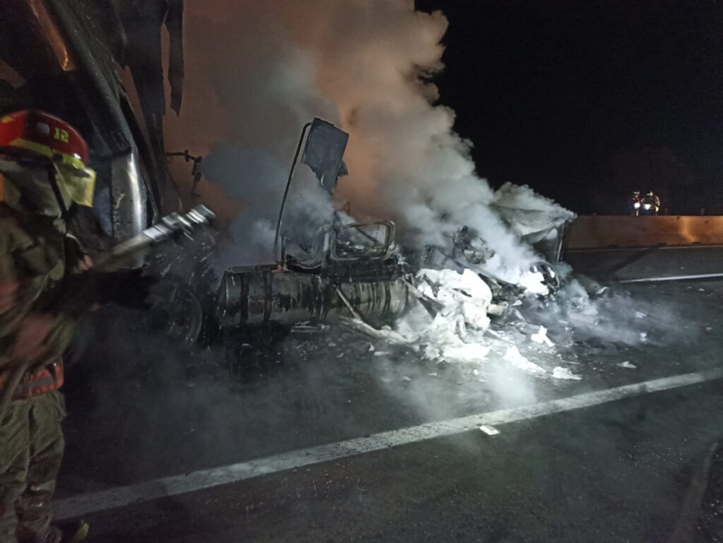 Bombero apaga fuego de tráiler por La Costera