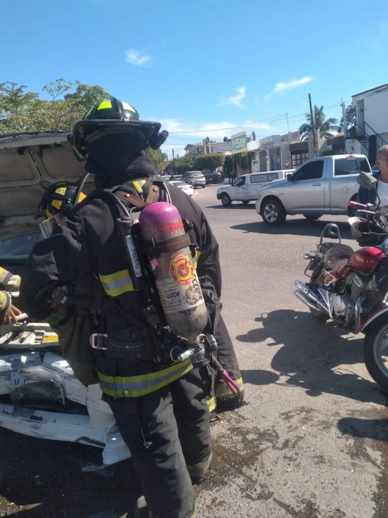 Bombero revisa un auto que chocó en Mazatlán