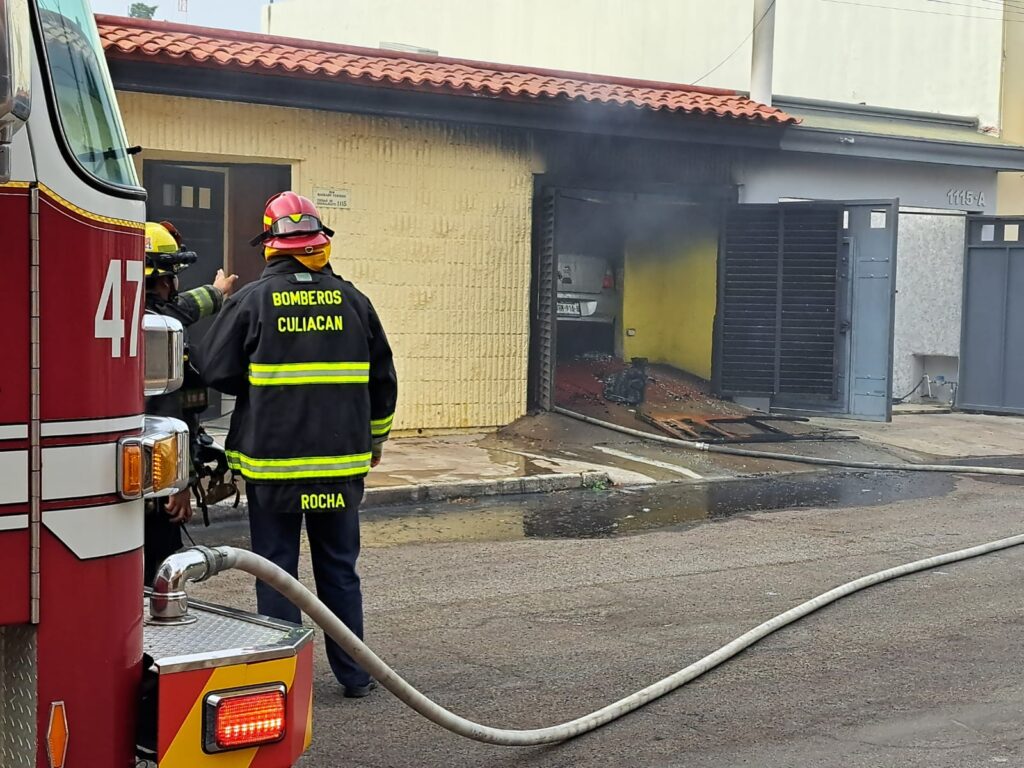 Bomberos Culiacán atiende incendio en Las Quintas