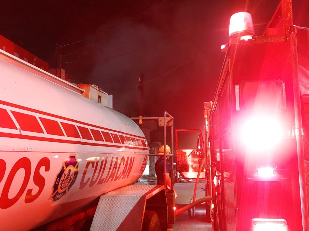 Camión de bomberos de Culiacán en el incendio de una vivienda de la colonia Bugambilias