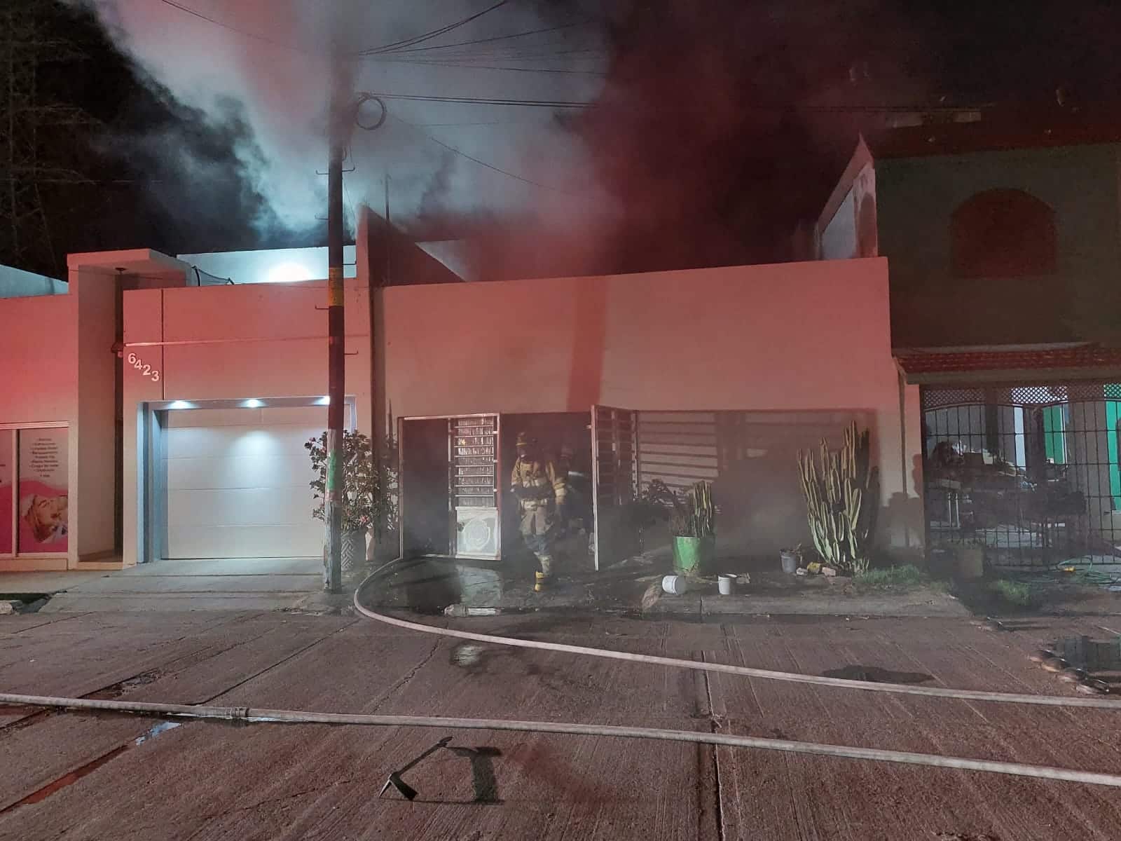 Elementos de bomberos de Culiacán en el incendio de una vivienda de la colonia Bugambilias