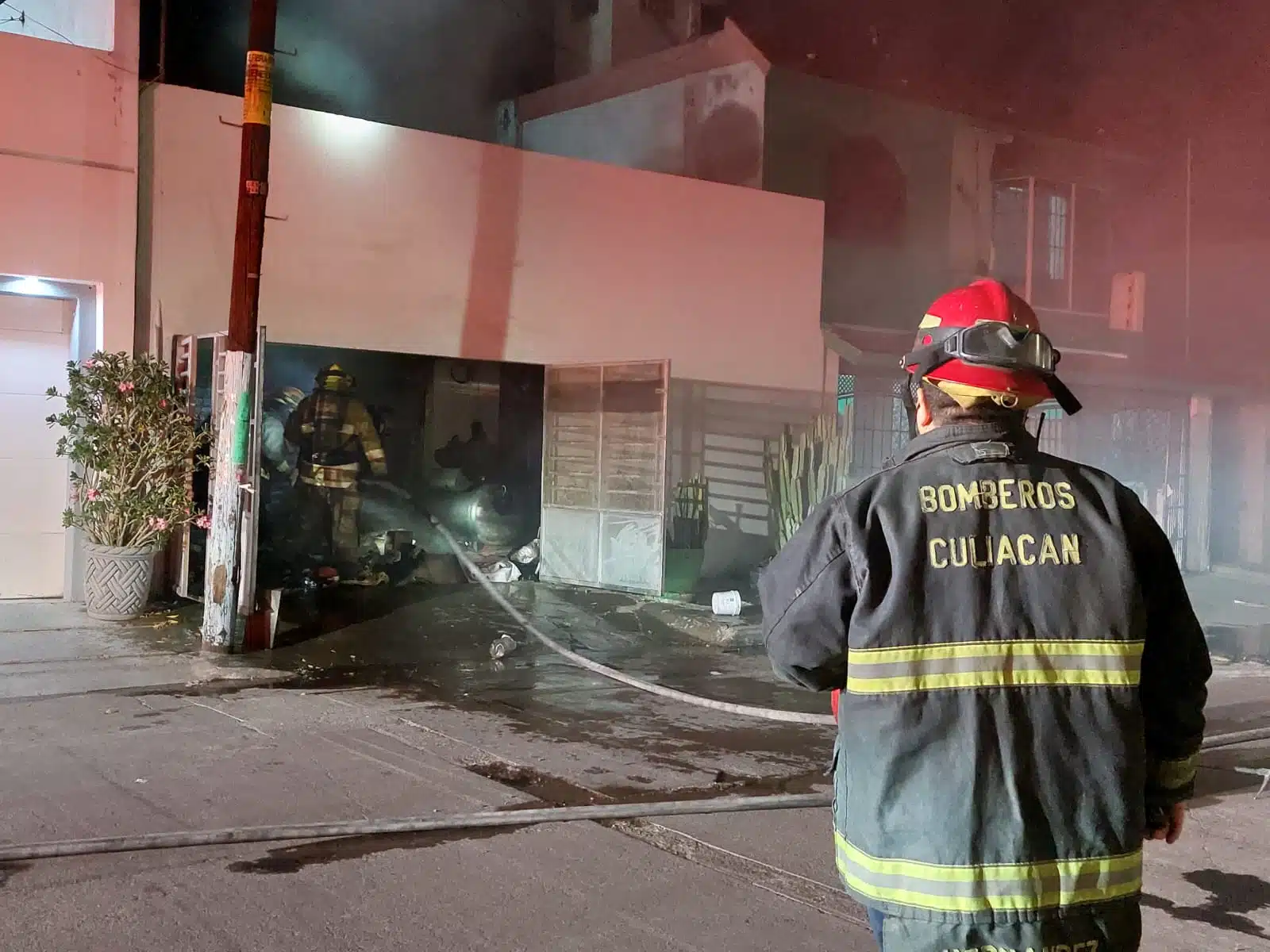 Elementos de bomberos de Culiacán en el incendio de una vivienda de la colonia Bugambilias