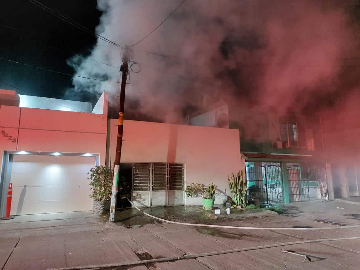 Elementos de bomberos de Culiacán en el incendio de una vivienda de la colonia Bugambilias