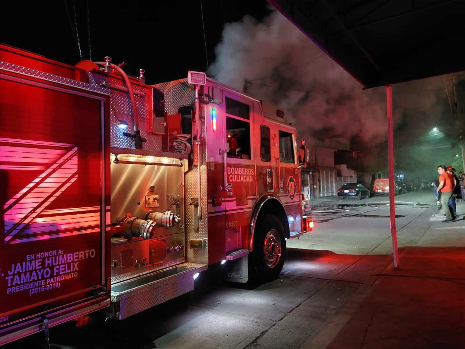 Camión de bomberos de Culiacán en el incendio de una vivienda