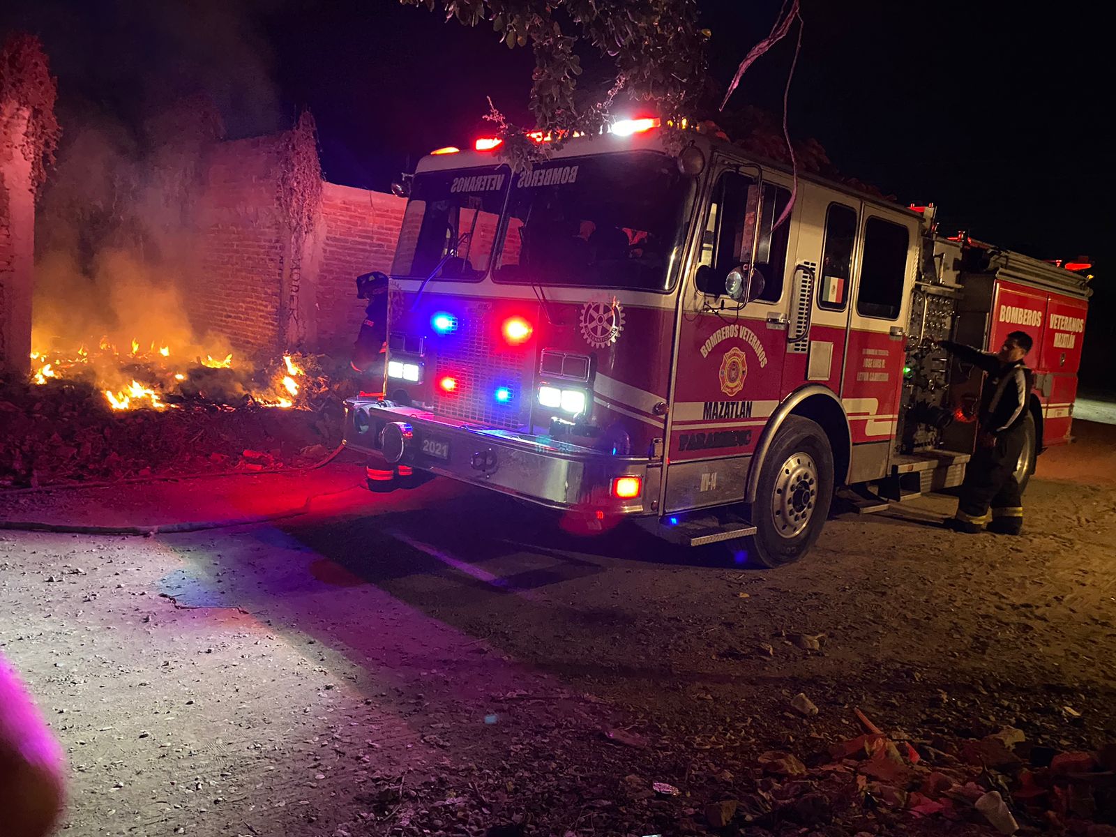 Bomberos en el lugar del incendio afuera de una casa abandonada en la colonia Renato Vega en Mazatlán