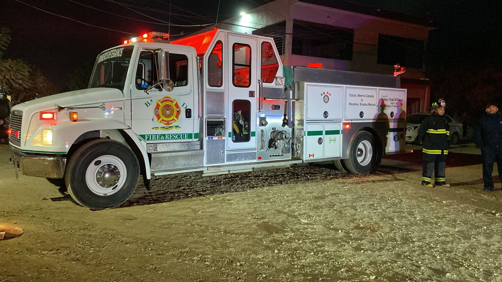 Bomberos en el lugar del incendio afuera de una casa abandonada en la colonia Renato Vega en Mazatlán