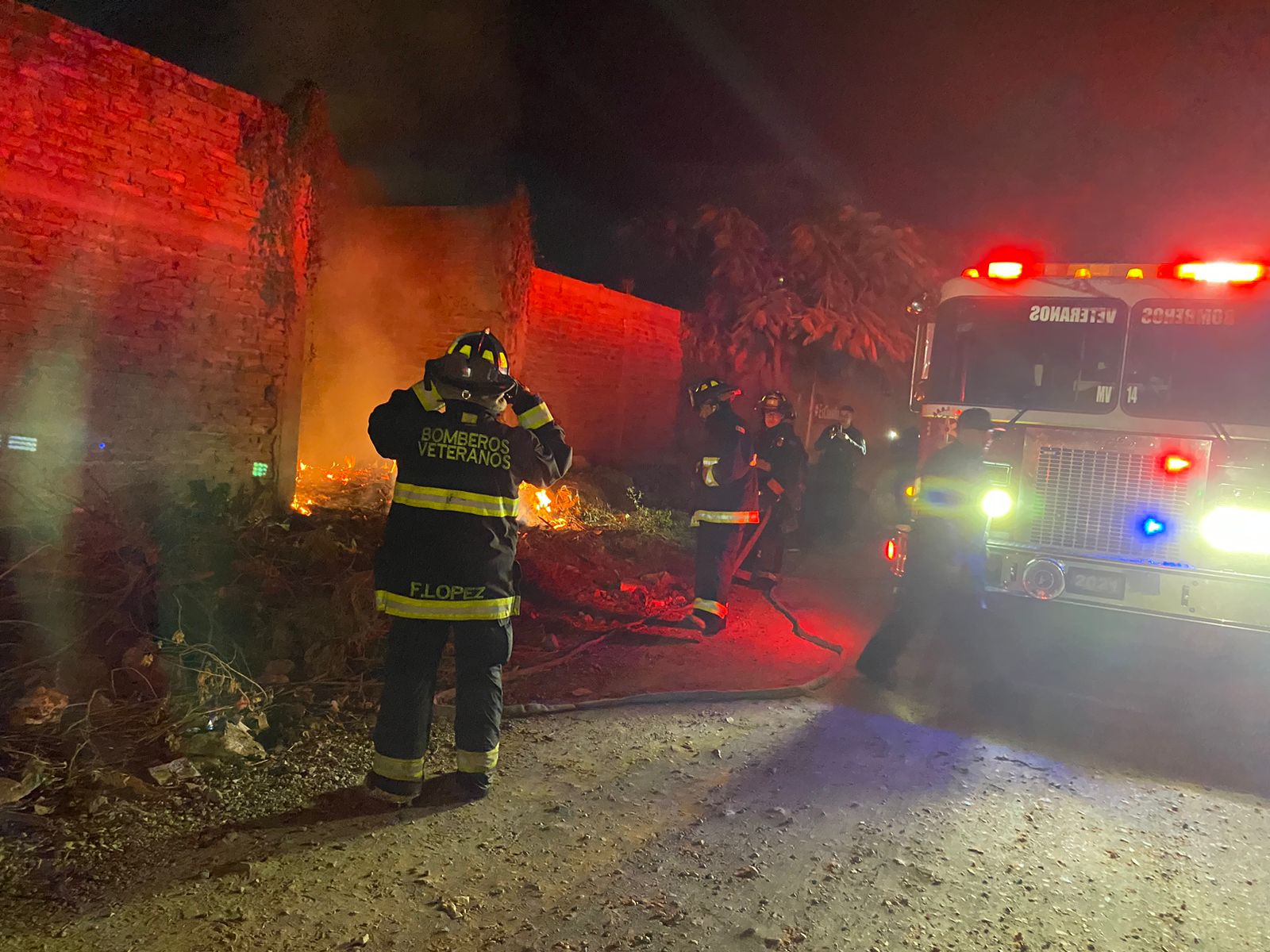 Bomberos en el lugar del incendio afuera de una casa abandonada en la colonia Renato Vega en Mazatlán
