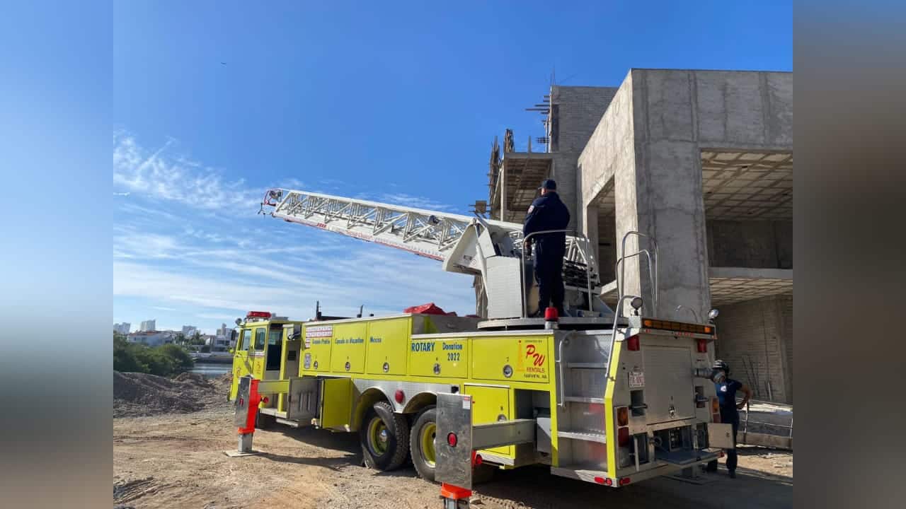 Bomberos Voluntarios Mazatlán en el lugar del accidente.