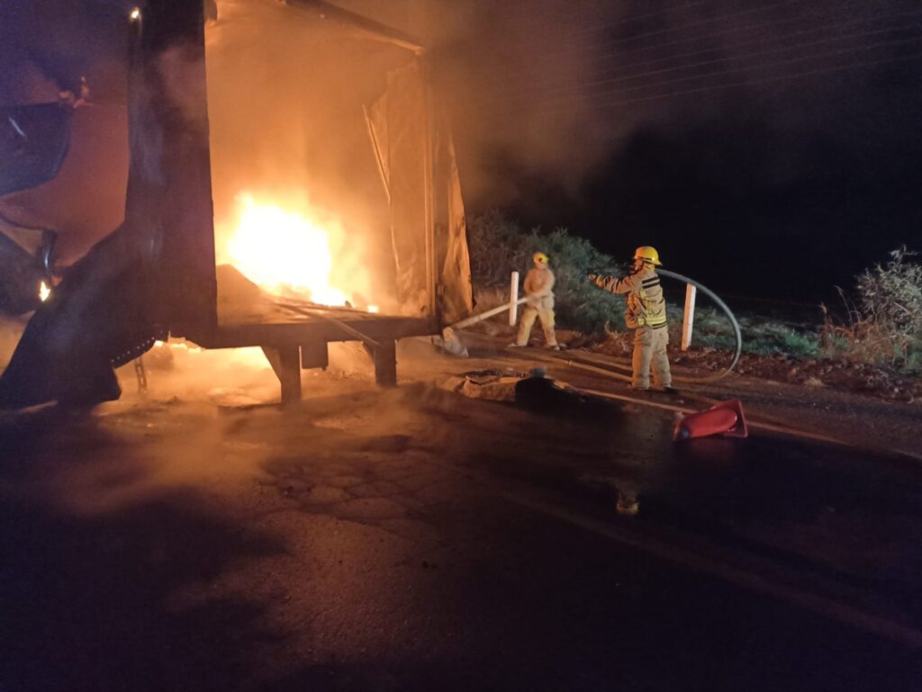 Bomberos apagan el fuego de un tráiler