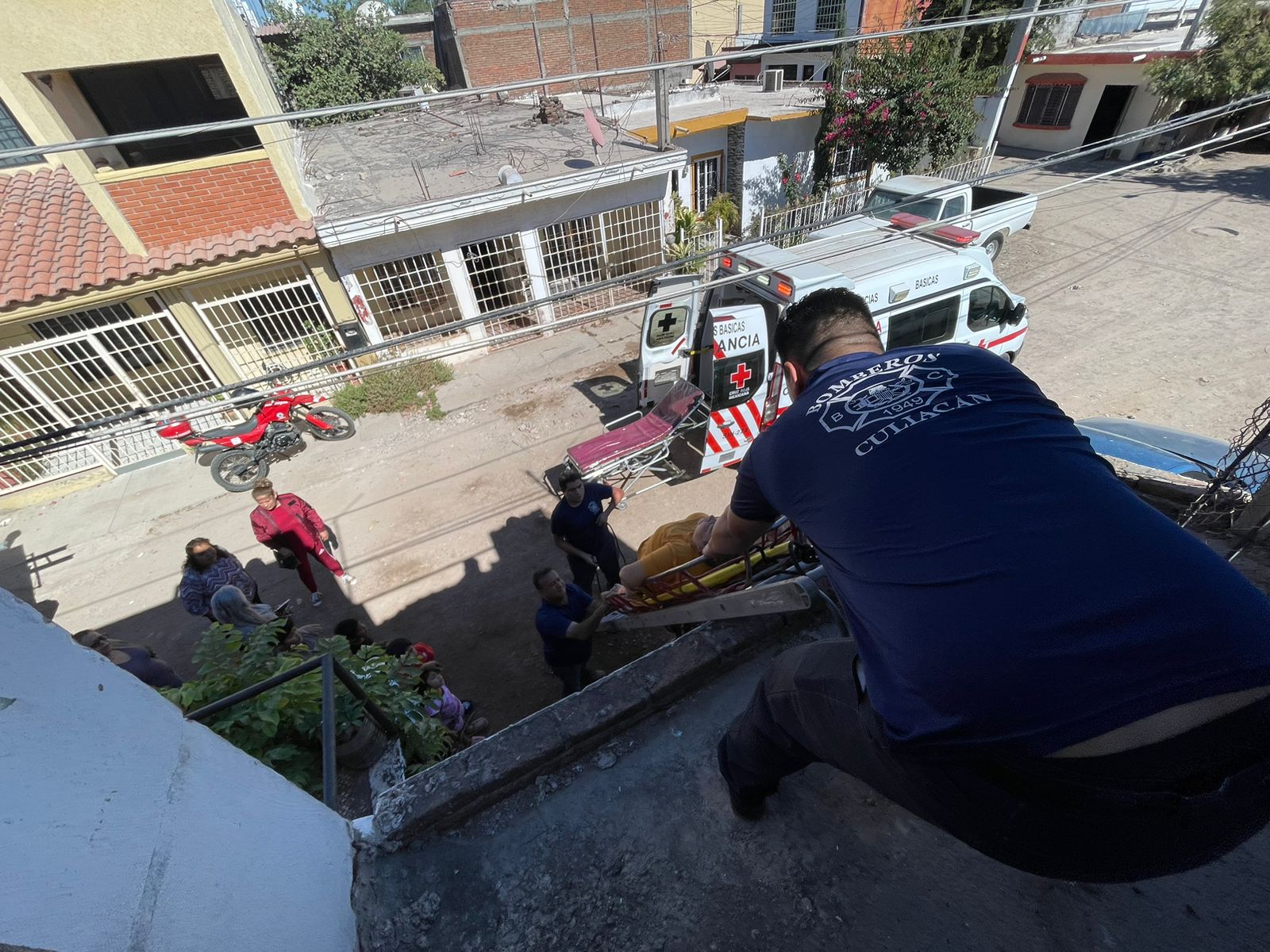 cuerpos de rescate auxilian a mujer de tercera edad