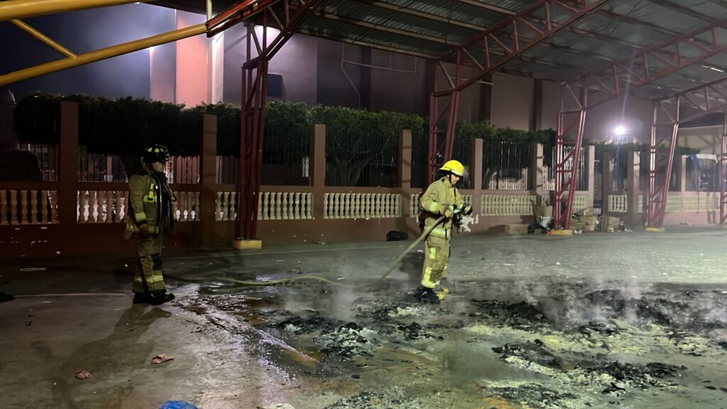 Bomberos de Mazatlán apagando fuego