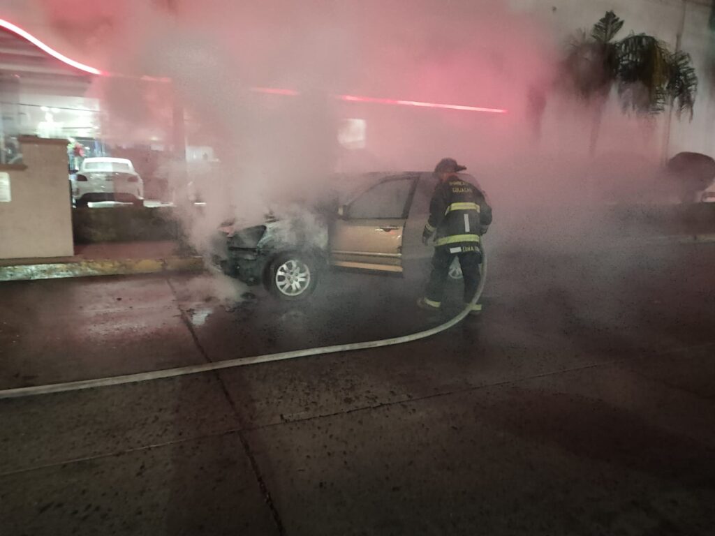 Bomberos de Culiacán sofocan el incendio sobre la camioneta en vía pública