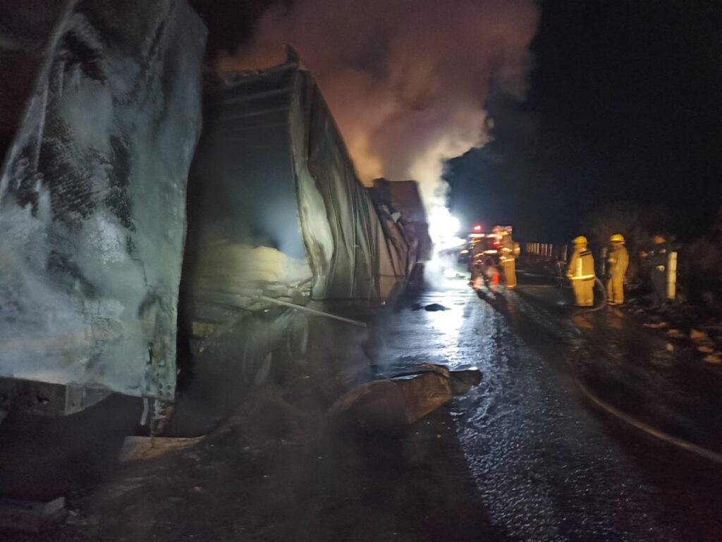 Bomberos tras apagar incendio de tráiler en La Costera