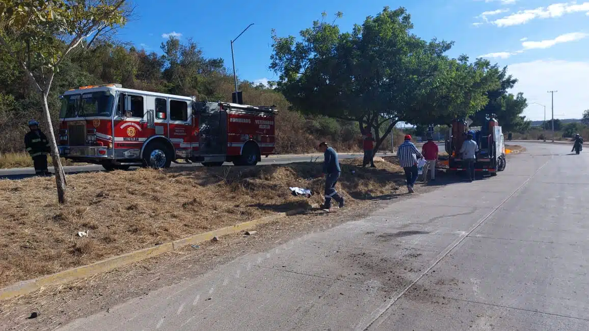 Bomberos vetranos en el lugar del accidente