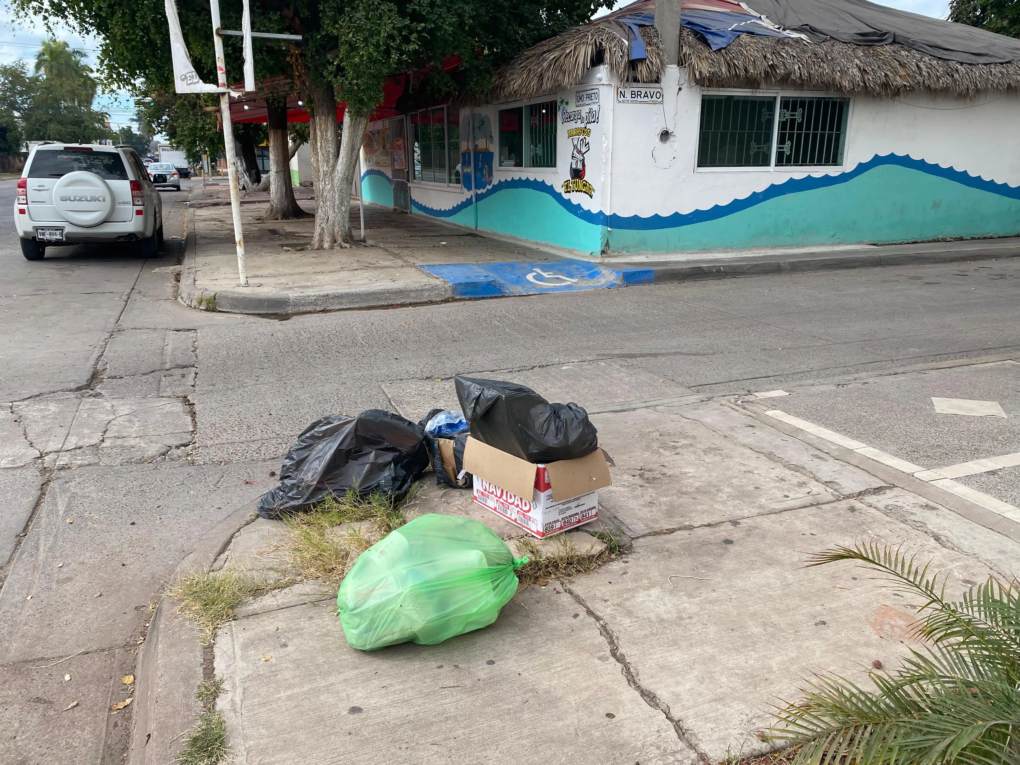 Basura en calle de Los Mochis