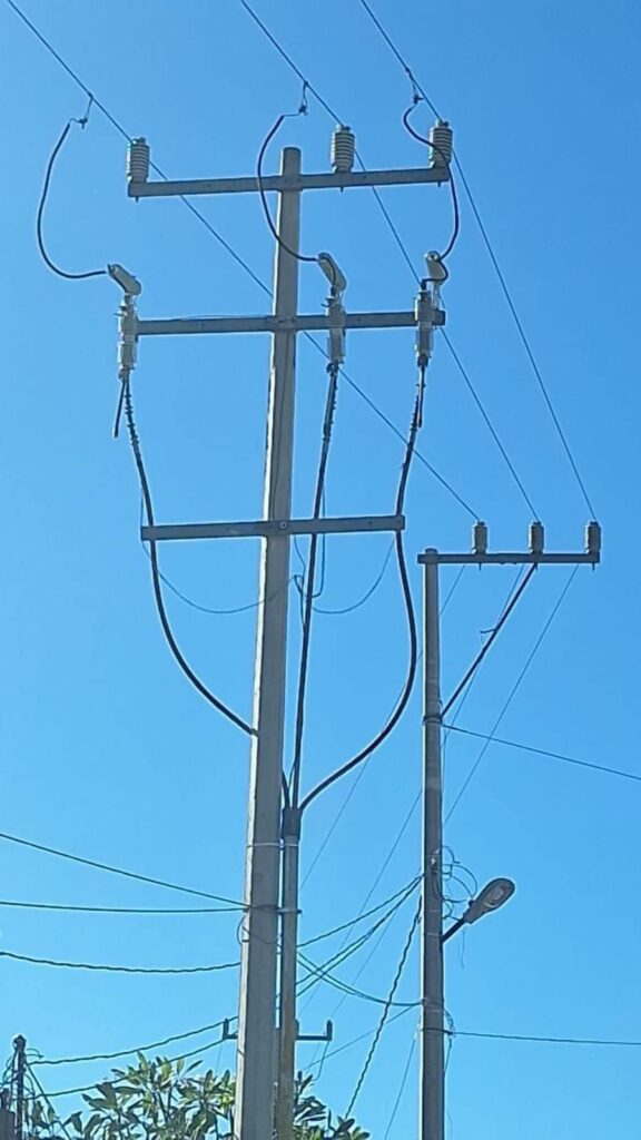 Postes de energía eléctrica en Choix