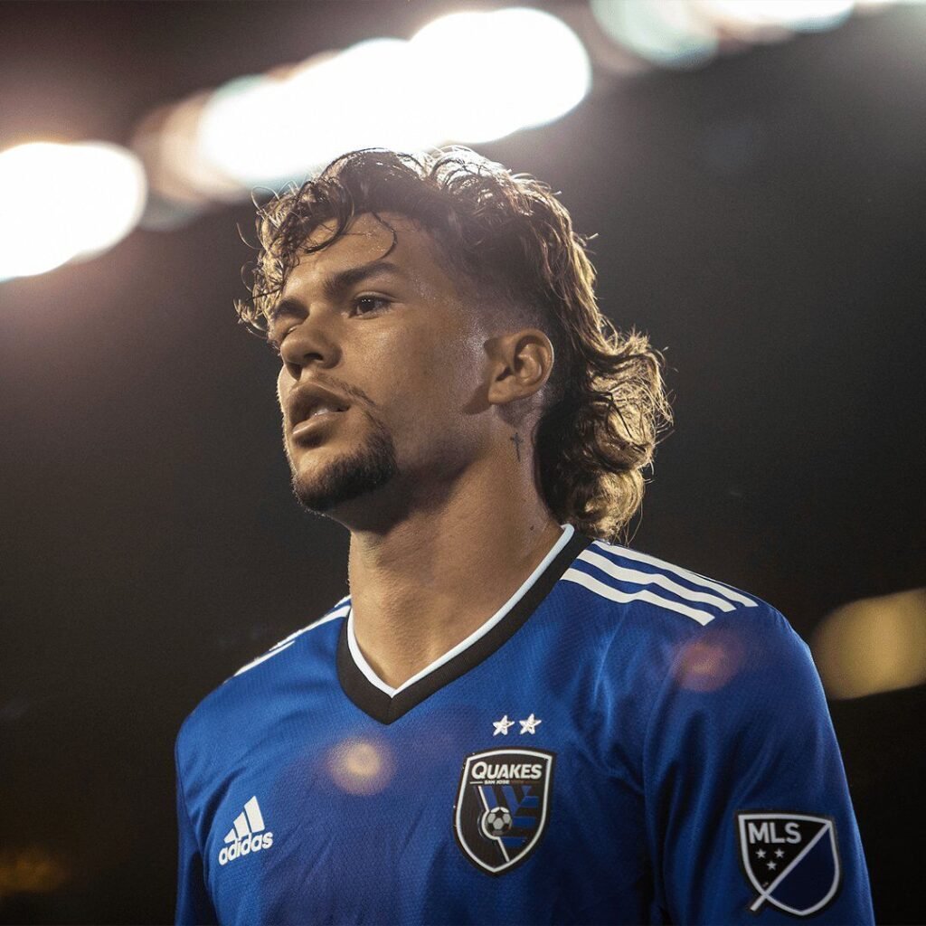 Cade Cowell con la playera del equipo de futbol de San José Earthquakes de la MLS