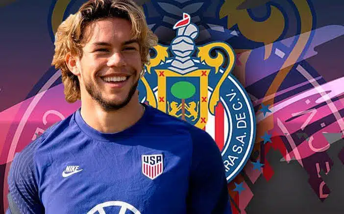 Cade Cowell con playera de la Selección de Estados Unidos y al fondo el logotipo del equipo de futbol de las Chivas