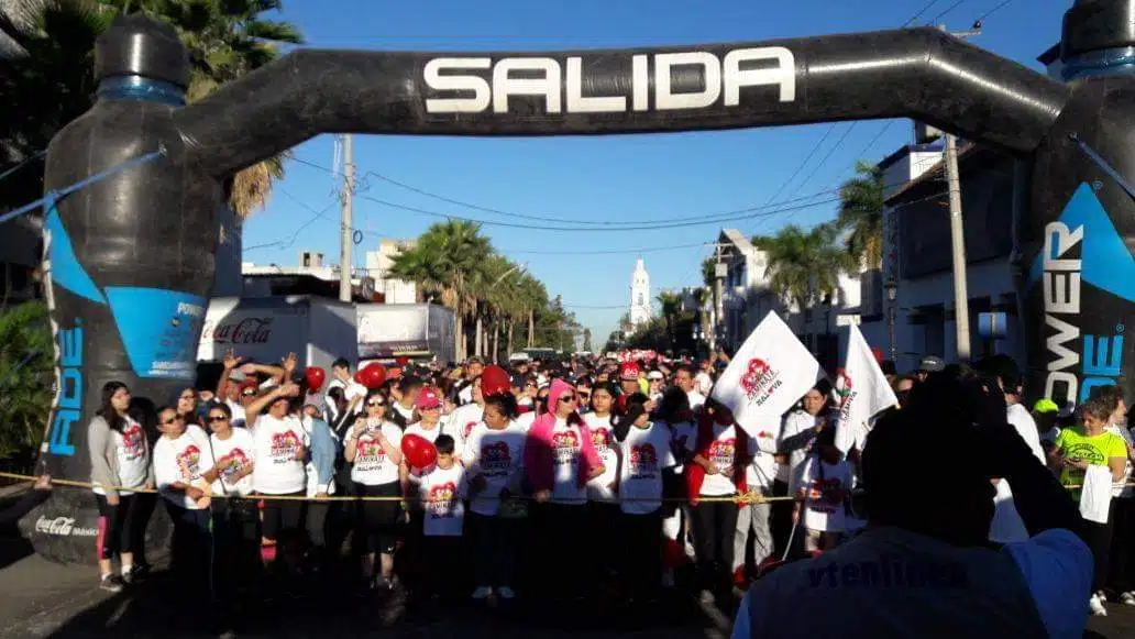 Personas en la zona de salida de la caminata Malova 2018