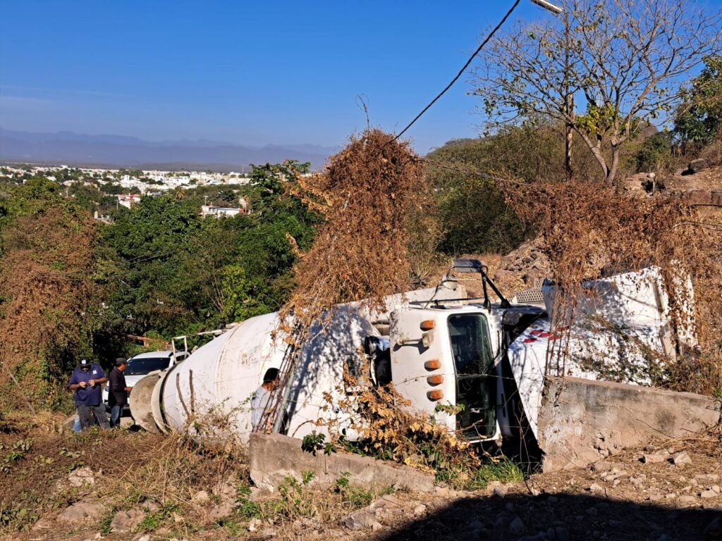 Vuelca camión cargado de cemento