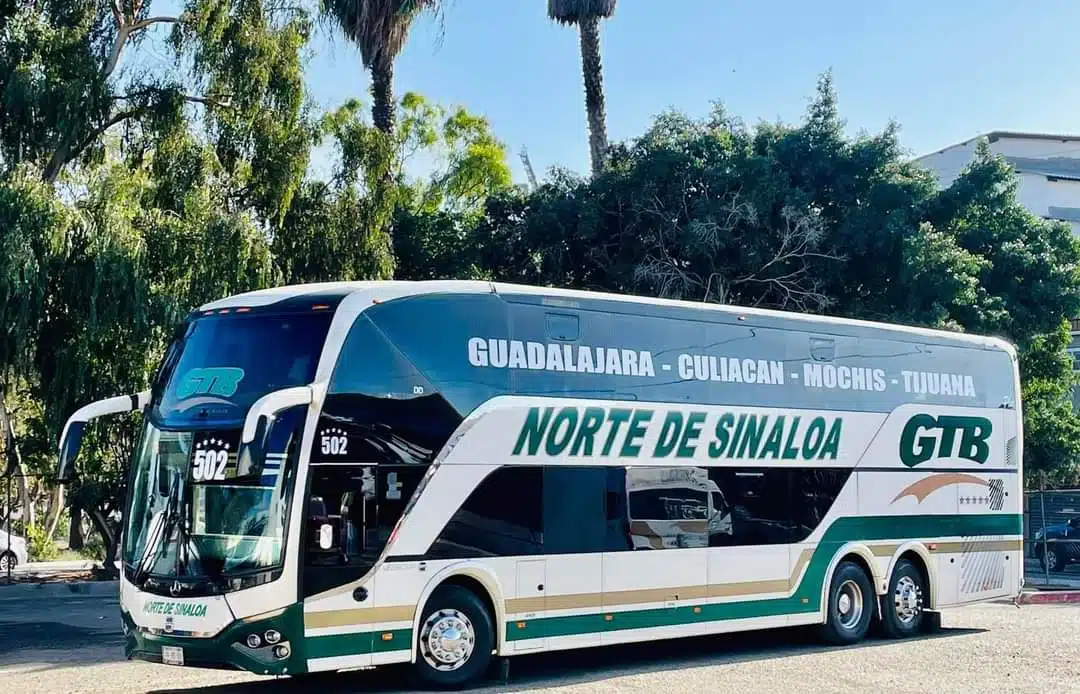 Camión Norte de Sinaloa que se accidentó en la Mazatlán-Culiacán