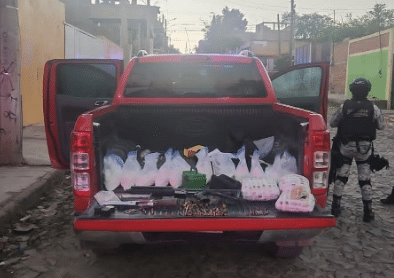 Camioneta cargada con drogas y armas