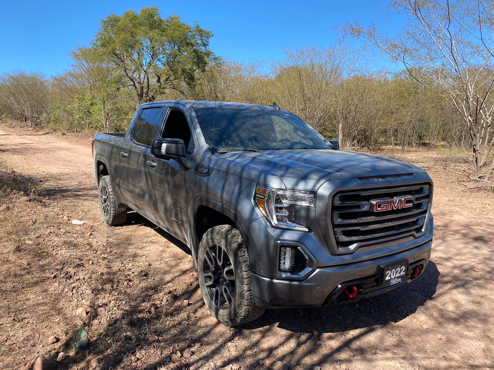 Camioneta de reciente modelo en un camino de terracería