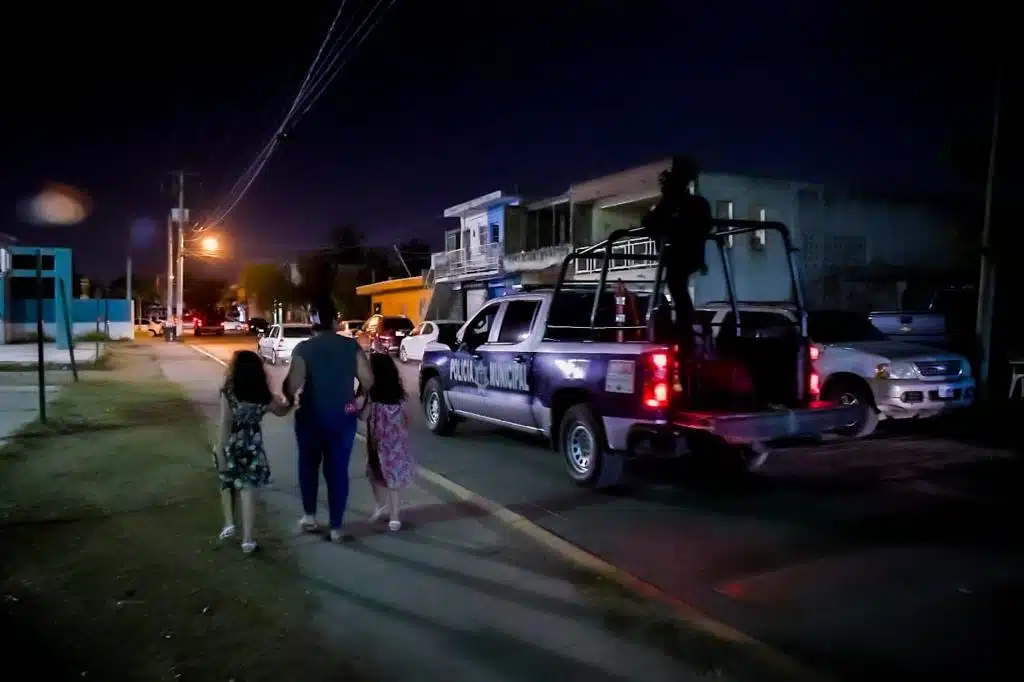 Camioneta de la policía municipal por calles de Mazatlán