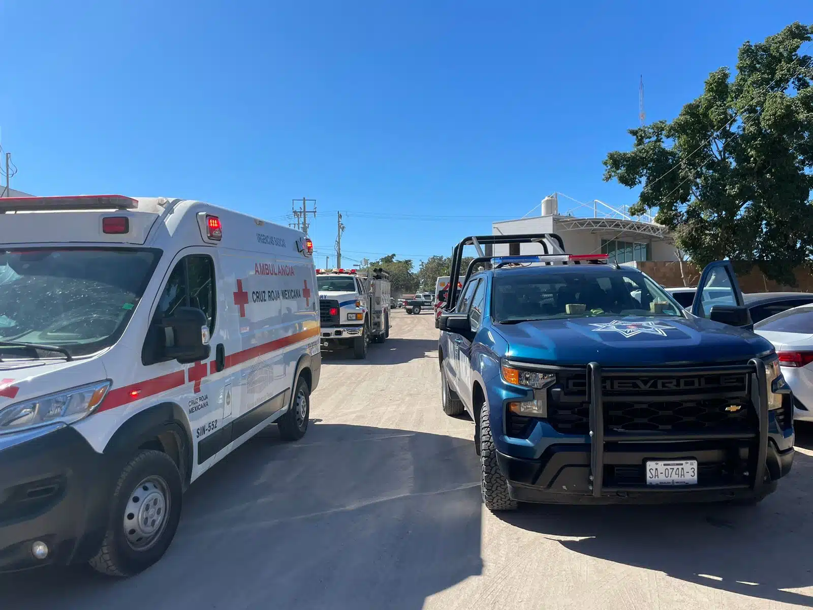 Camioneta de la policía municipal y ambulancia