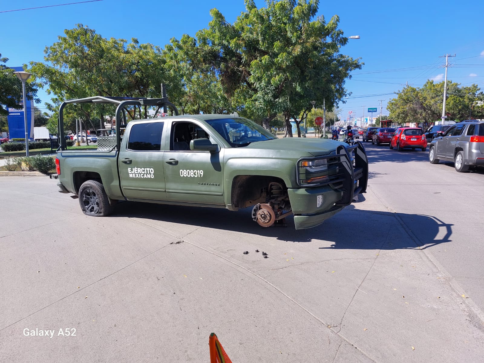 Camioneta del Ejercito Mexicano con llantas ponchadas