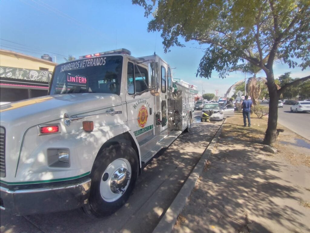 Camión de Bomberos en un accidente en Mazatlán