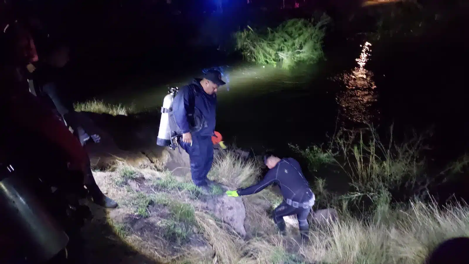 Buscan a joven motociclista que cayó al canal Sevelbampo en Goros II, Ahome