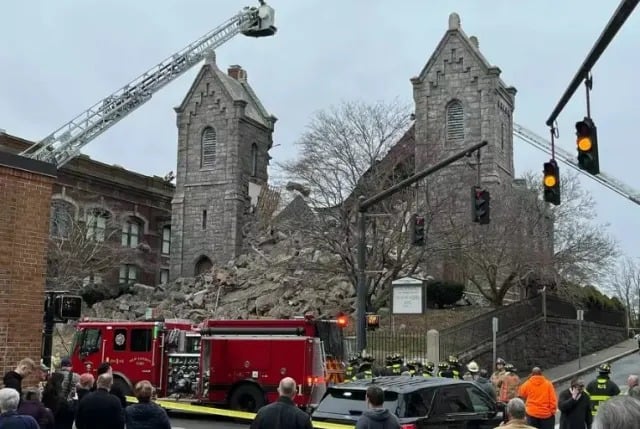 Captan momento en que se derrumba una iglesia en Connecticut