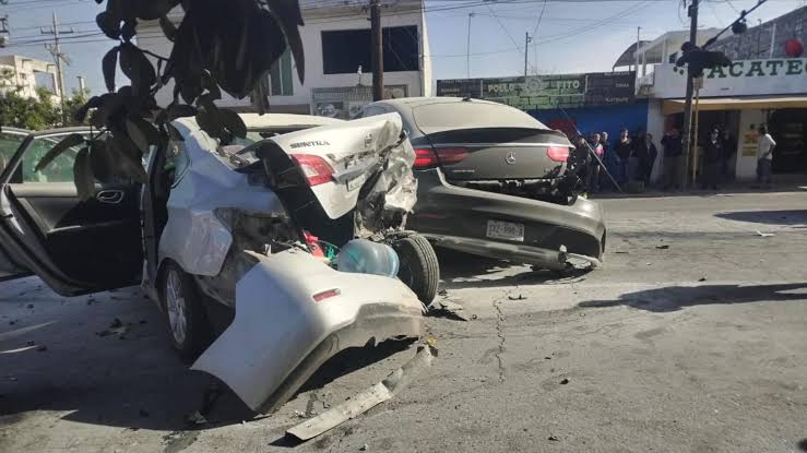 Carambola en Nuevo León deja a un motociclista envuelto en llamas