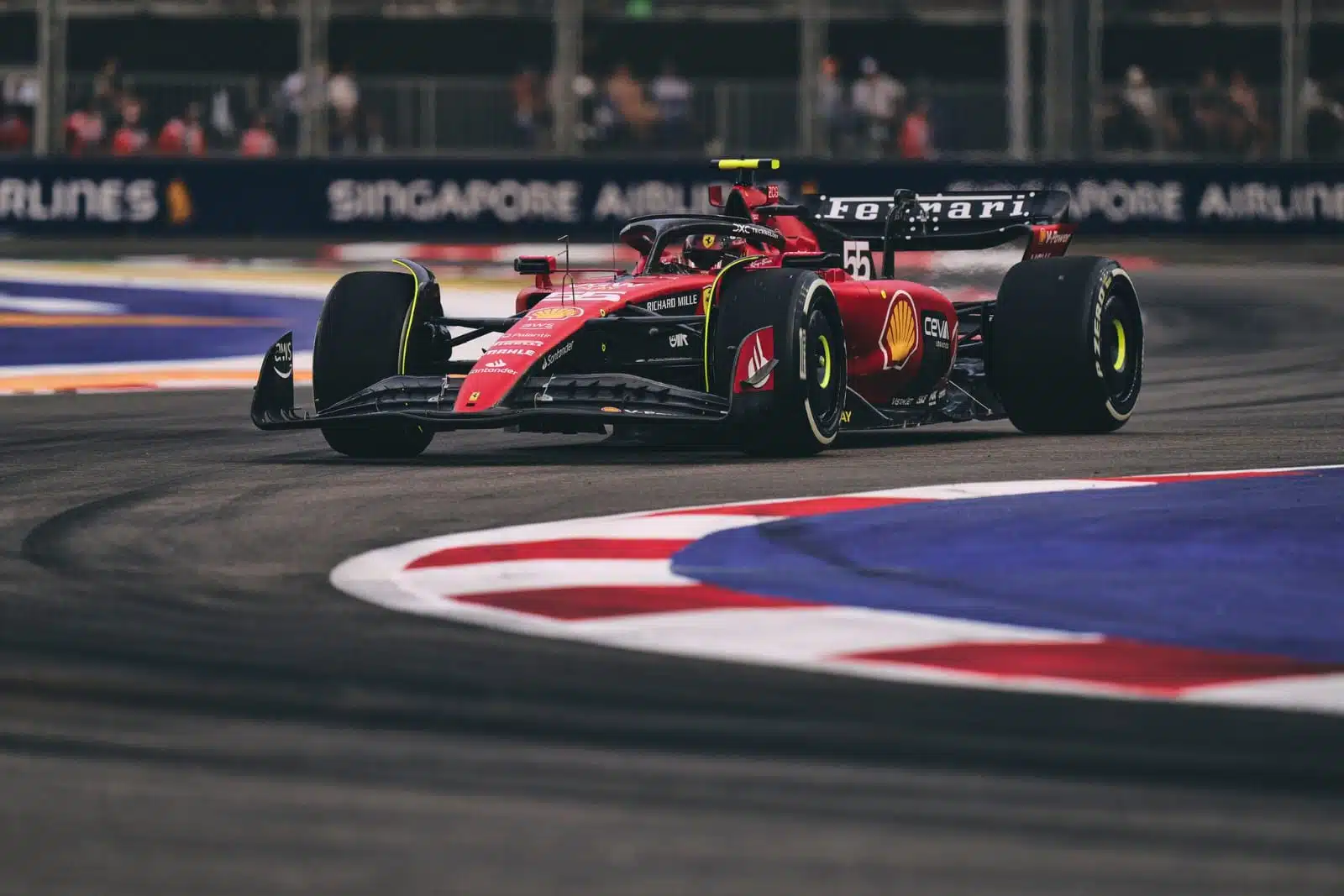 Carlos Sainz pilotando su Ferrari sobre las calles de Singapur