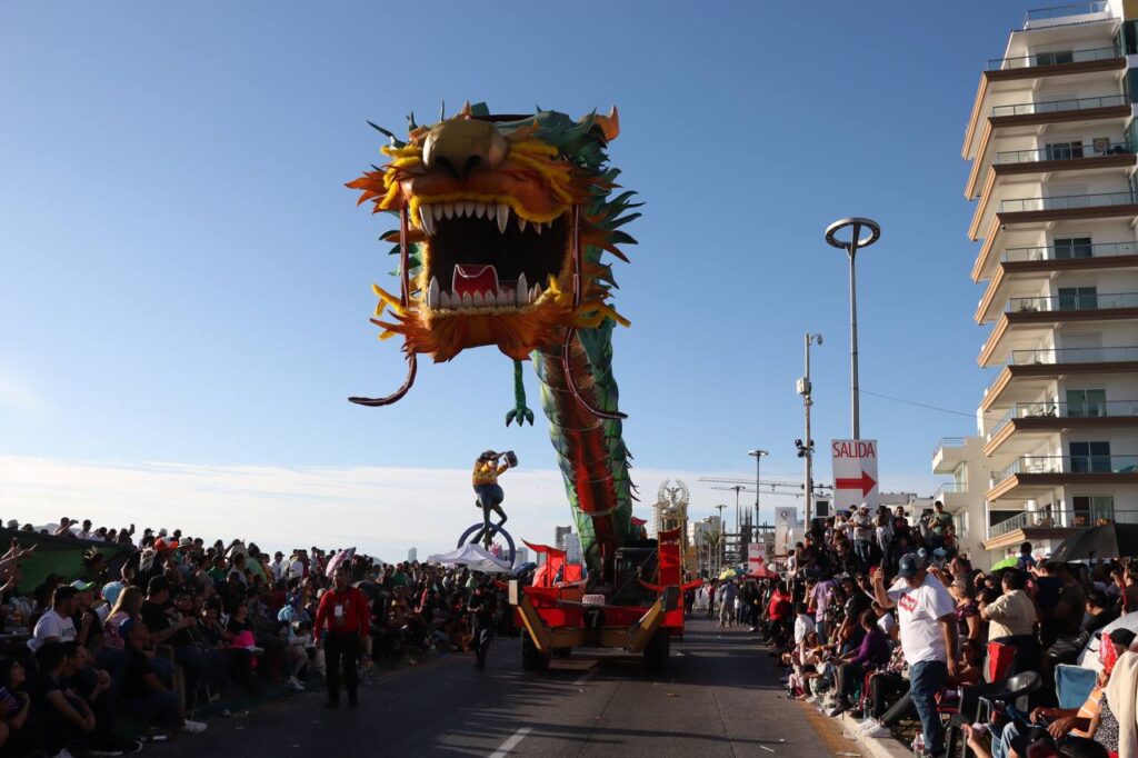 Carros alegóricos en el Carnaval Internacional de Mazatlán 2023