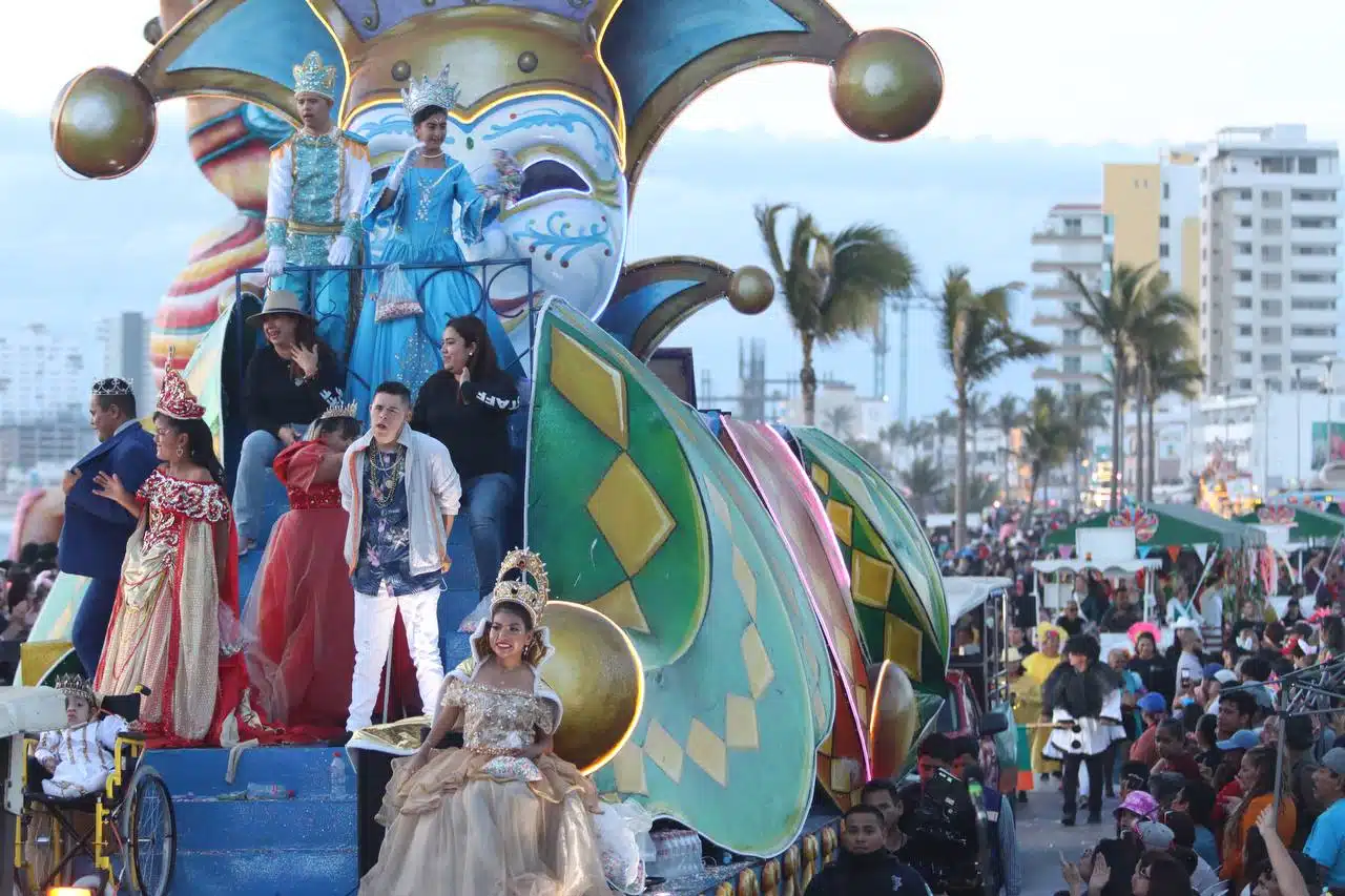 Reinas y reyes arriba de carros alegóricos en el Carnaval Internacional de Mazatlán 2023