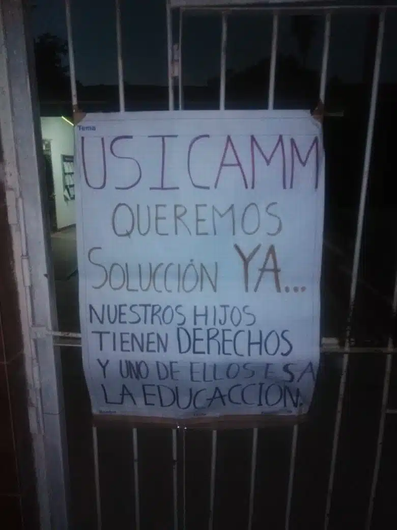 Cartulina pegada en la reja de la Escuela Secundaria Técnica 3 El Carrizo exigiendo solución por falta de maestros