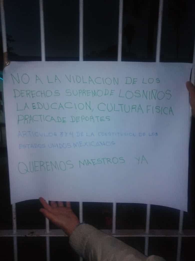 Cartulina pegada en la reja de la Escuela Secundaria Técnica 3 El Carrizo exigiendo solución por falta de maestros