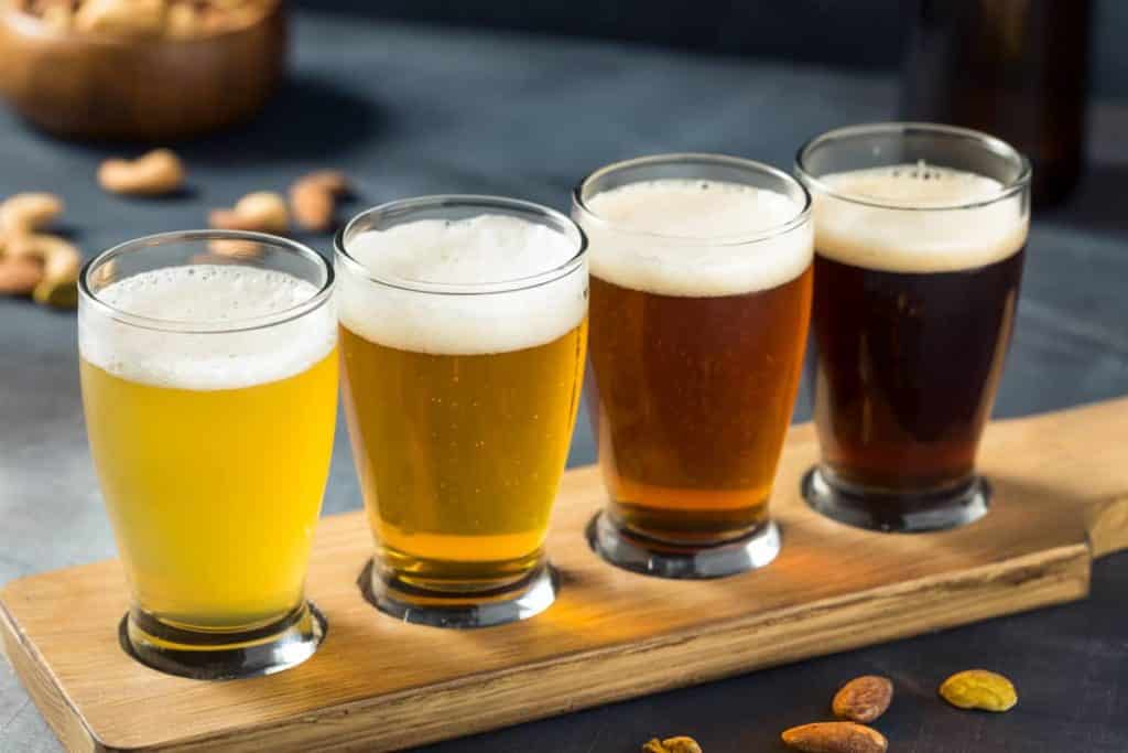 Vasos con cerveza artesanal sobre una tabla