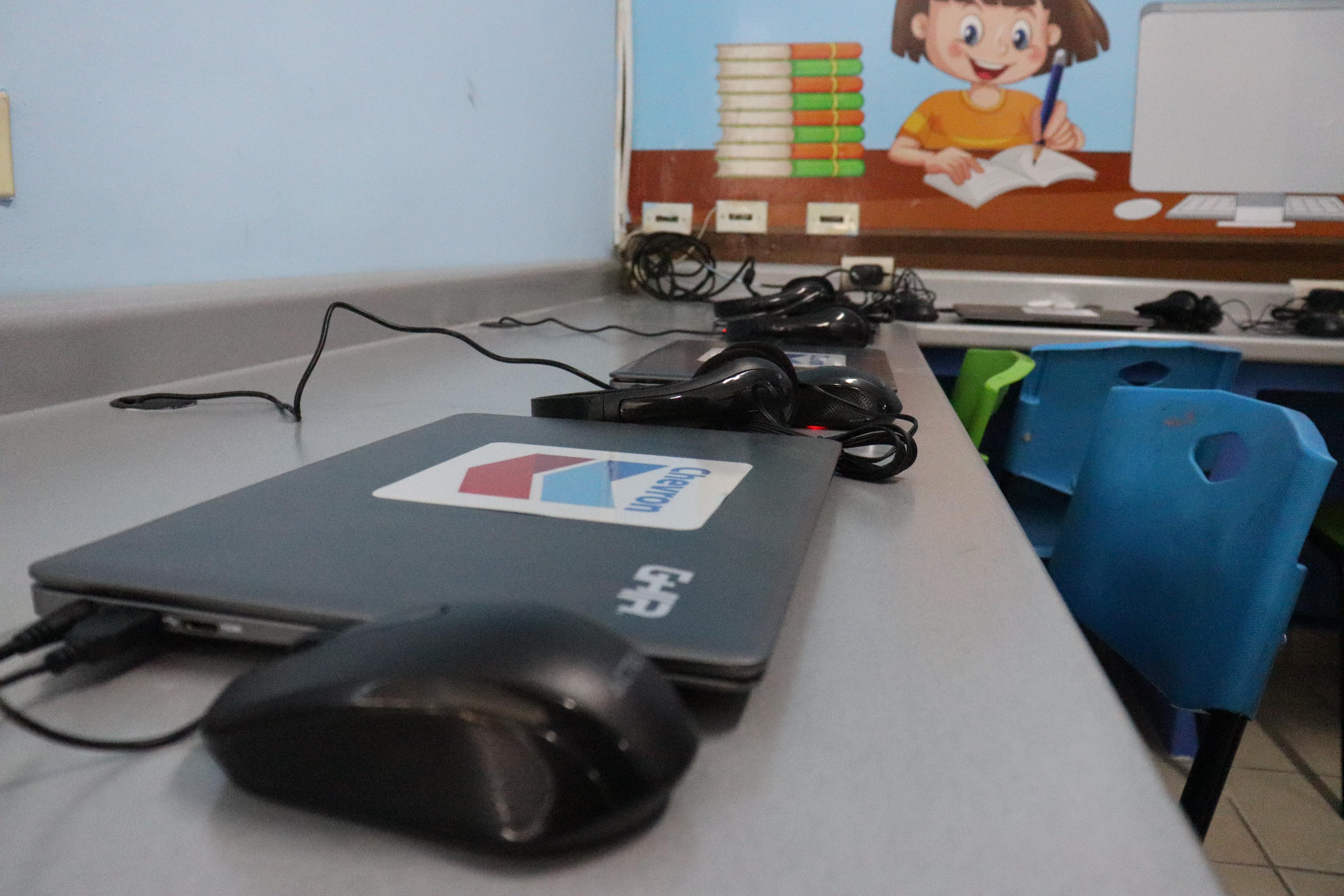 Chevrón dona equipo de cómputo a escuelas