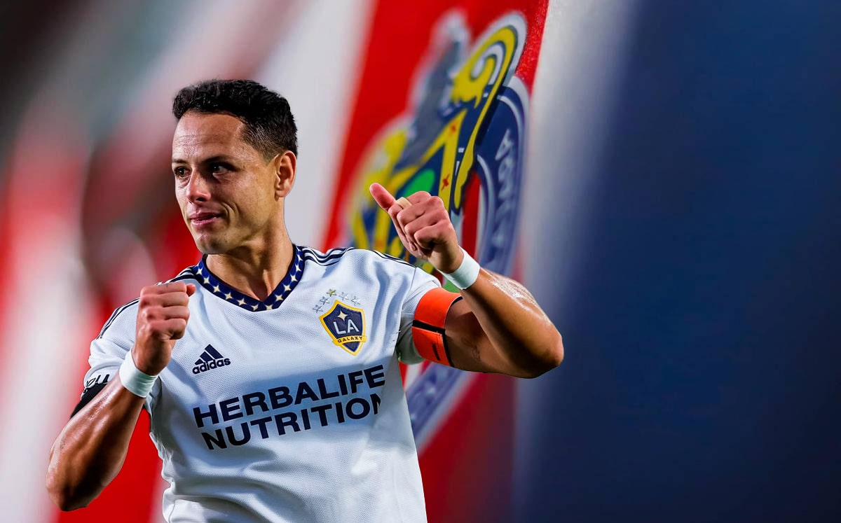 Javier “Chicharito” Hernández con el logo de Chivas en el fondo