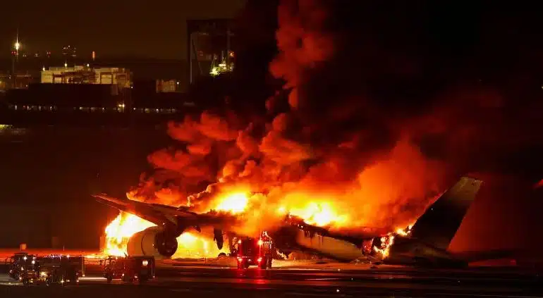 Choque e incendio de aviones en Tokio
