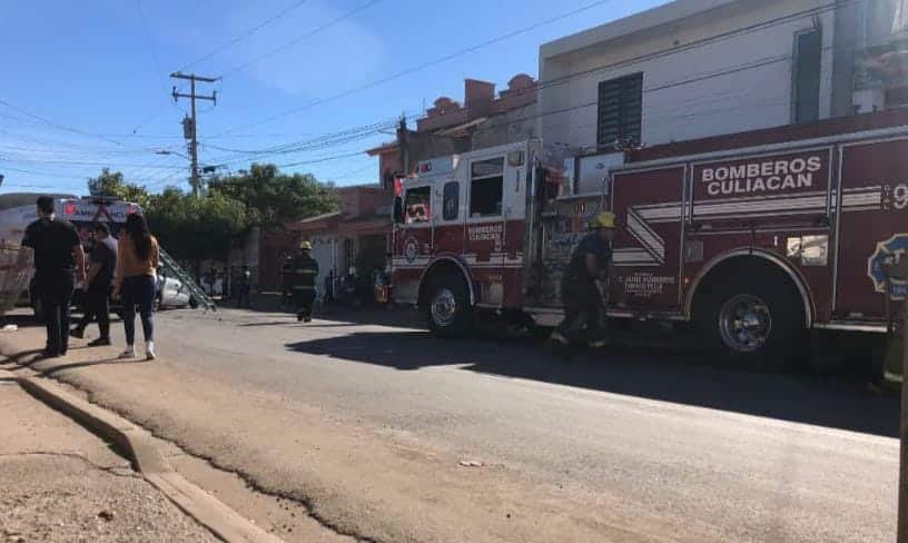 Bomberos Culiacán y una de sus unidades atendiendo un choque