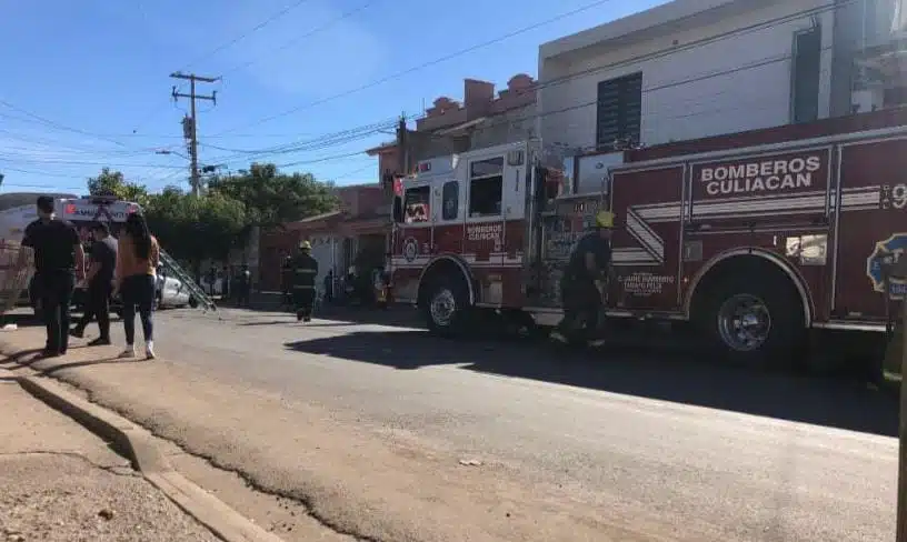 Bomberos Culiacán y una de sus unidades atendiendo un choque